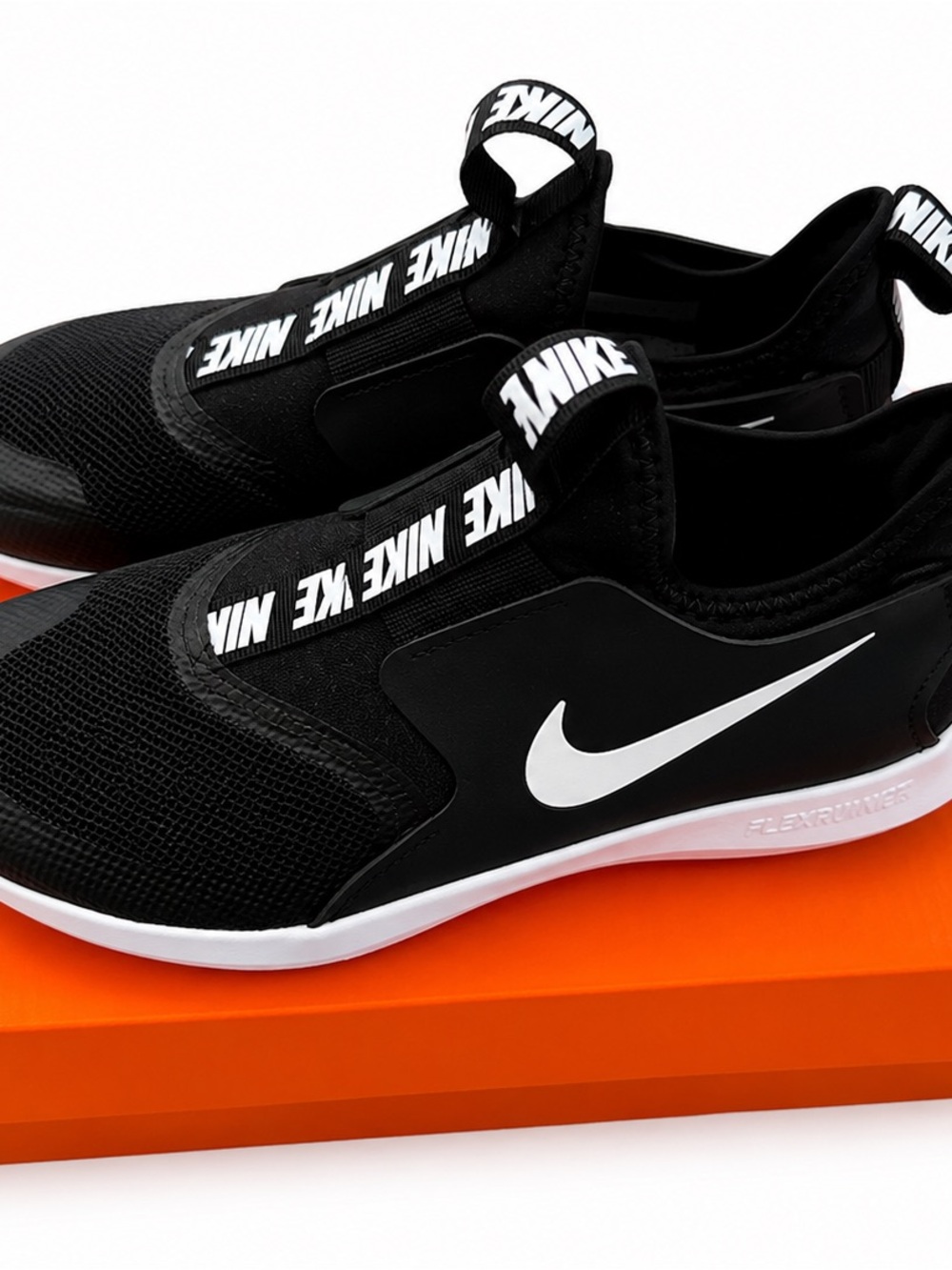 NEW Nike Flex Runner Boys Size 4 Black/White – Never Worn with Box - Picture 2 of 4